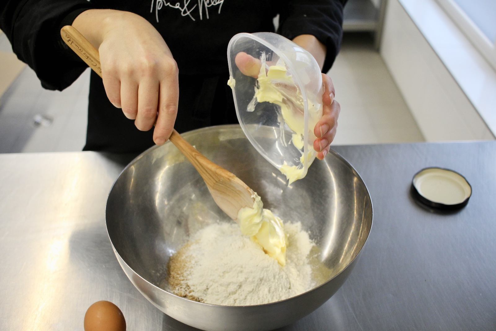Weiche Butter wird zum Cookie Mix gegeben