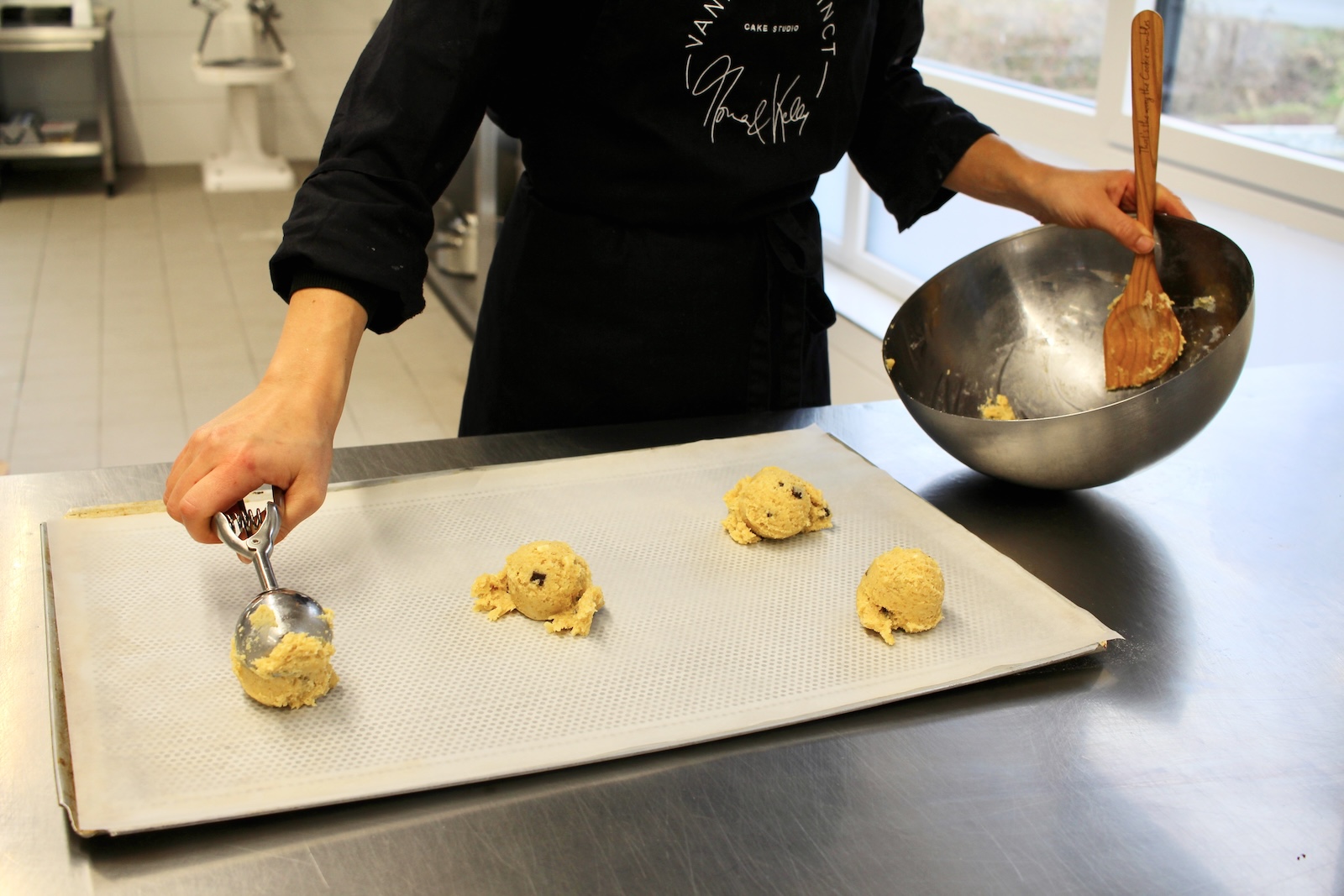 Cookie Dough wird auf dem Blech portioniert