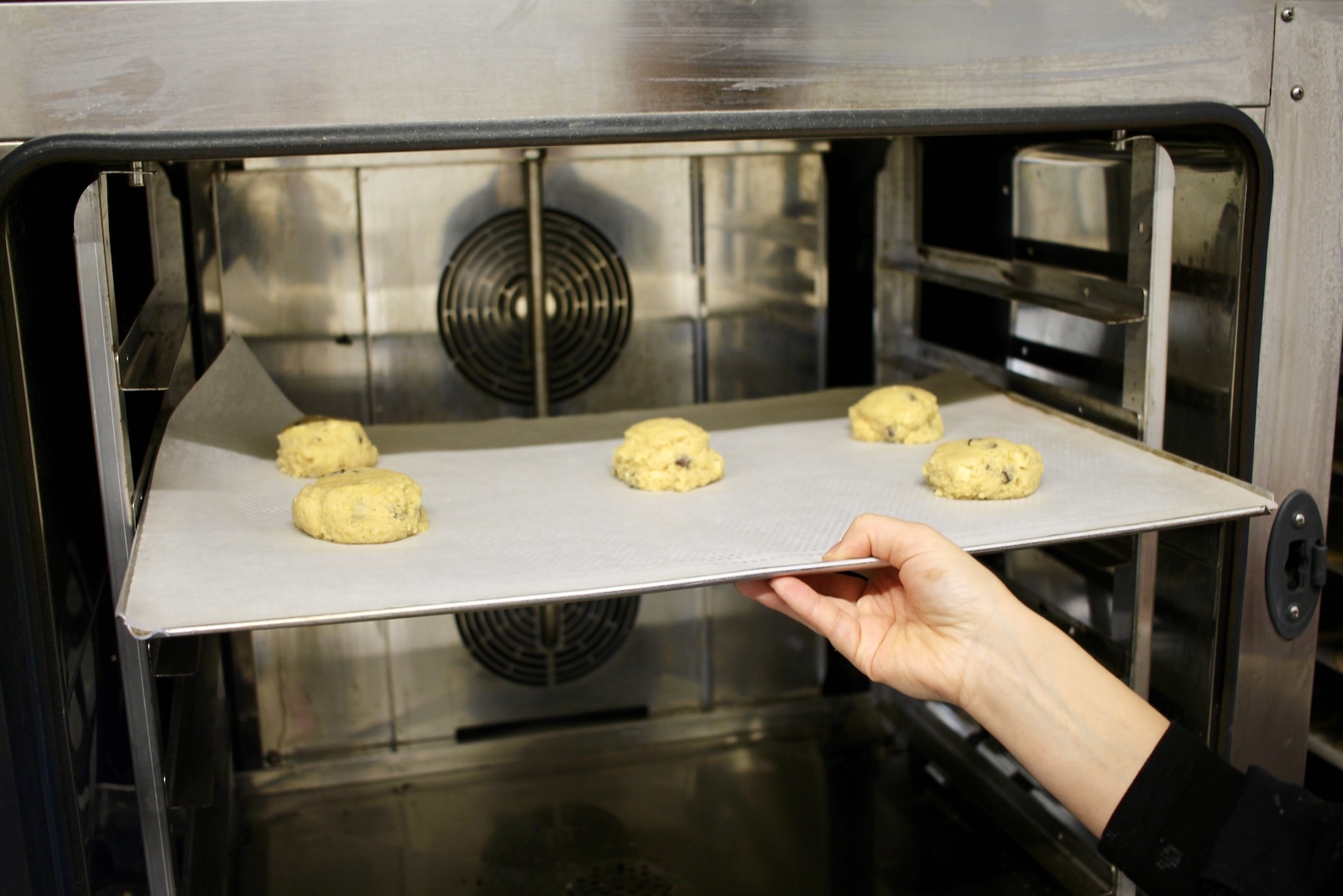 Das Blech mit Cookies kommt in den Ofen